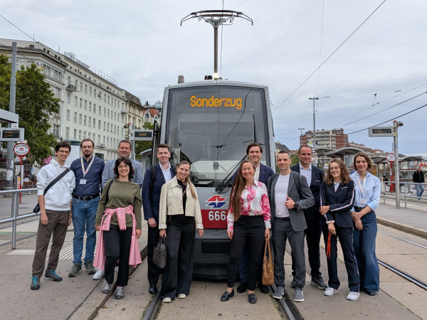 Lettische Delegation vor einer BIM
