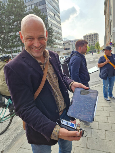 Gerald Miklin präsentiert eine Live-Demonstration einer Onboard Unit.