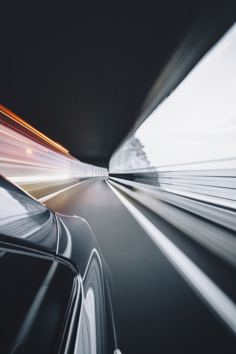 schnelles Auto auf einer Straße mit dynamischer Perspektive