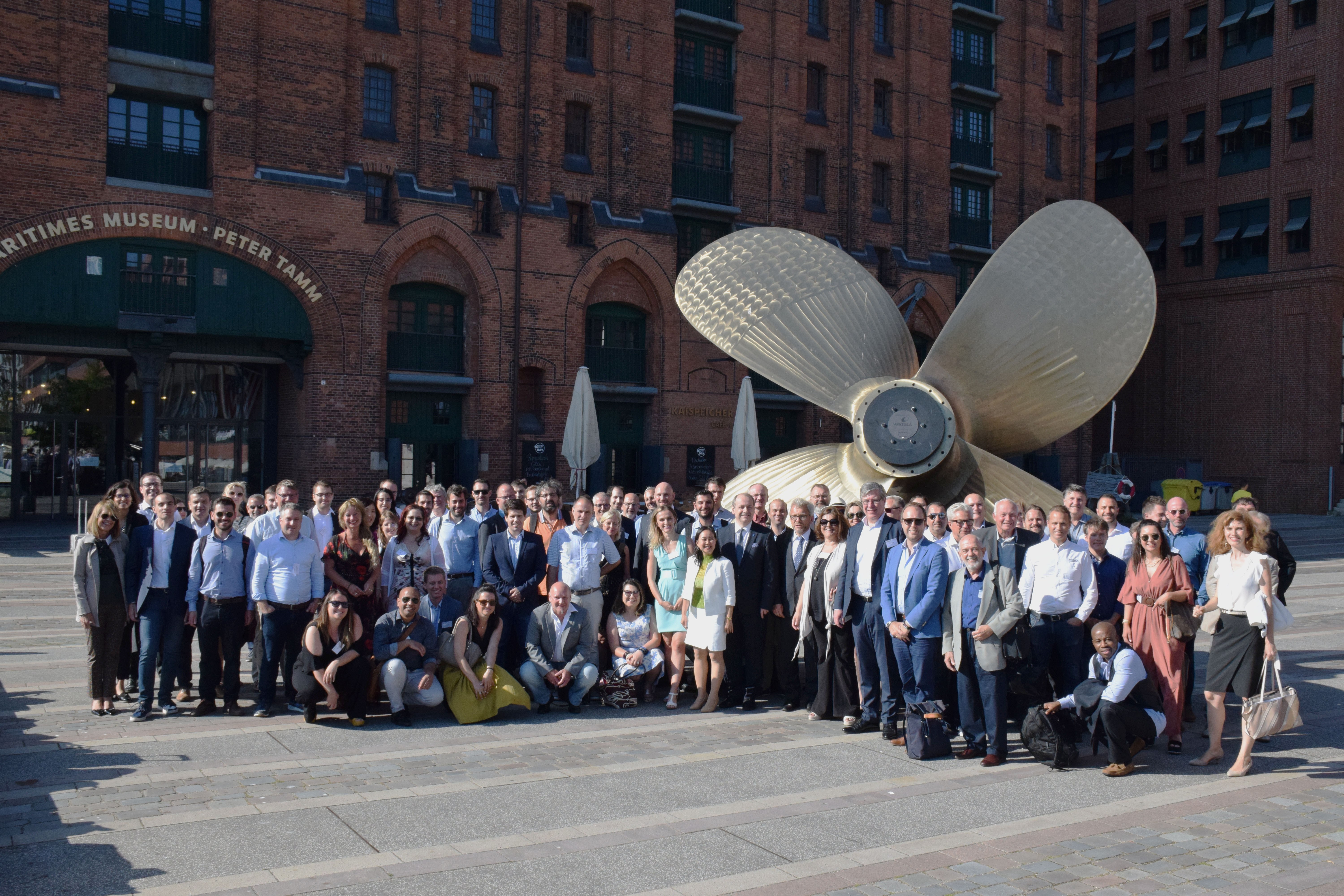 Gruppenfoto der TeilnehmerInnen der AEOLIX Abschlusskonferenz vor dem Maritimen Museum in Hamburg
