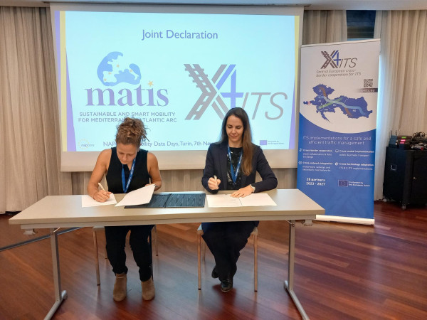 Alessandra Pipitone Federico (MATIS, links) und Damaris Anna Gruber (X4ITS, rechts) bei der Unterzeichnung der Joint Declaration